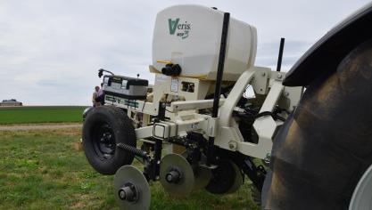 Le Veris collecte des données de conductivité, de pH et de matière organique au sein d’une parcelle. Idéalement, le scannage se fait  après moisson, sur un sol ressuyé et déchaumé mais il peut aussi être réalisé sur labour ou couvert. Les prix appliqués sont dégressifs  en fonction de la superficie traitée et tourne autour de 130 euros/ha pour une parcelle de 10 ha.