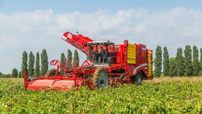 Côté capacité, la Varitron 470 conserve sa trémie non-stop bunker de 7
t.