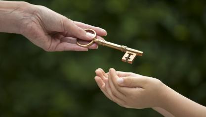 Grâce au saut de génération, il vous sera possible de donner tout ou partie de ce dont vous avez hérité à vos enfants, tout en profitant d’un taux de droits de donation de 0%.