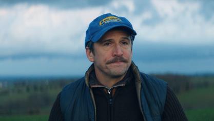 Transformé physiquement, Guillaume Canet met tout son coeur dans ce film qui voit un agriculteur sombrer, sous le poids des dettes et d’un système qui le dépasse et l’enferme.