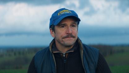 Transformé physiquement, Guillaume Canet met tout son coeur dans ce film qui voit un agriculteur sombrer, sous le poids des dettes et d’un système qui le dépasse et l’enferme.