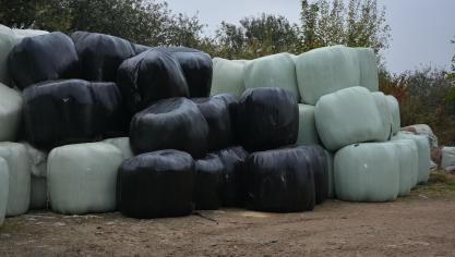 Parmi les exigences, figure la confirmation écrite que le plastique utilisé dans les fourrages grossiers est apte à entrer en contact avec les aliments pour animaux.