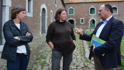 En visite chez Caroline (à gauche) et Cécile (au centre) Schalenbourg, Willy Borsus a affirmé vouloir « être fréquemment sur le terrain  pour écouter les demandes des agriculteurs et ainsi apporter des réponses concrètes aux problèmes qu’ils rencontrent ».