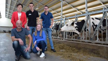 La famille Snels dans sa nouvelle étable; avec Marleen et Paul au milieu,  Ben à gauche et Tom et Isabelle à droite. Photo: A.V.