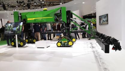 John Deere a présenté un pulvérisateur autonome doté de chenilles pour réduire la pression au sol.