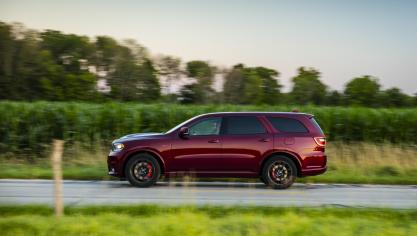 Look agressif, énorme V8 : le Dodge Durango ne renie pas le passé  de sa marque.
