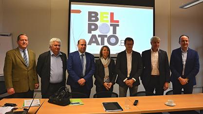 Devant le logo de Belpotato.be (de gauche à droite) : Bruno De Wulf (président de la Fiwap), José Renard (secrétaire général de la Fwa),  Jean-Pierre Van Puymbrouck (président de Belpotato.be), Sonja De Becker (présidente du Boerenbond), Steven De Cuyper  (vice-président de Belpotato.be), Hendrik Vandamme (président de l’Abs) et Marc Van Herreweghe (président de Belgapom).