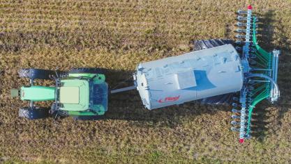 Malgré le déport latéral de la tonne à lisier, l’outil d’enfouissement reste aligné  avec le tracteur. Ainsi, le travail s’effectue toujours en ligne droite.