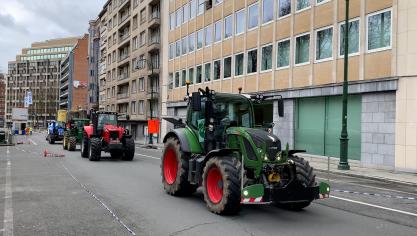 Jeudi 20 février, les premiers tracteurs arrivent aux abords du quartier Schuman à Bruxelles. Objectif des agriculteurs: manifester leur opposition aux coupes drastiques dans le budget de la pac, en discussion au Sommet des Vingt-Sept.