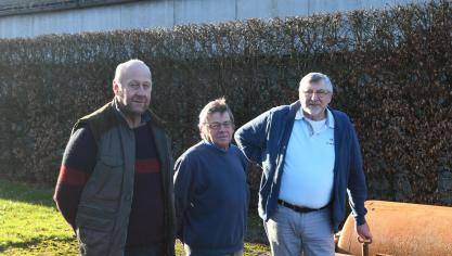 De gauche à droite, aux côtés de leur premier rouleau : Vincent Parache, président, Michel Flamant, vice-président et André Maljean, secrétaire du comice de Neufchâteau.