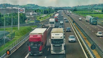 La Commission européenne a appelé les États membres à éviter la formation d’embouteillages aux frontières intérieures de l’UE et à permettre le transport de biens malgré les contrôles destinés à lutter contre le Covid-19 afin de fluidifier la circulation des camions transportant notamment les médicaments et les aliments.