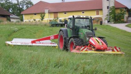 D’une largeur de 4 m, la Novacat 402 ED ne sera disponible  qu’avec un conditionneur à doigt pour ne pas l’alourdir.