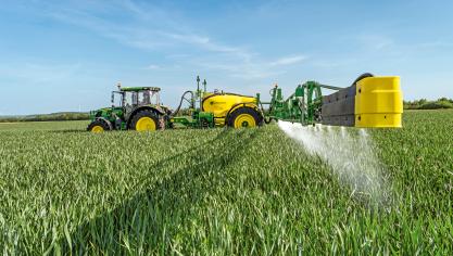 Les R732i et R740i sont disponibles, respectivement,  avec des cuves de 3.200 et 4.000 l et des rampes de 18 à 30 m.