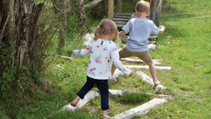 Les enfants font des petites découvertes tout au long du parcours. Ils sont tellement pris au jeu qu’ils en oublient leur fatigue ou de râler.