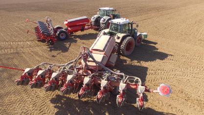 Les modèles traînés CX et CV embarquent une trémie centralisée d’un volume de 800
l pour les semences et de 3.000
l pour l’engrais ou, au choix, une trémie de 3.000
l pour la fertiliation et une trémie individuelle de 70
l sur chacun des éléments semeurs.