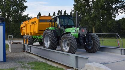 Environ 25 ans après sa sortie d’usine, ce tracteur ne présente ni griffe, ni coup  et pourrait même reprendre place en showroom. Cela crée un sentiment de confiance  pour l’acheteur, également en ce qui concerne l’état technique du véhicule.