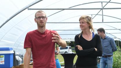 David et Félicie sont employés à tiers temps par la coopérative des Petits producteurs,  le reste par l’asbl Les pousses poussent. Un statut hybride qui leur permet  un revenu stable, une sécurité d’emploi et un travail en direct avec les clients.