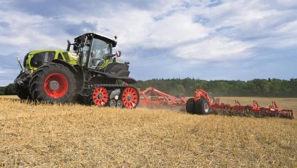 Globalement, les chenilles permettent de mieux faire passer que des pneus la force motrice d’un tracteur de puissance élevée au sol, tout en réduisant la compaction de ce dernier.