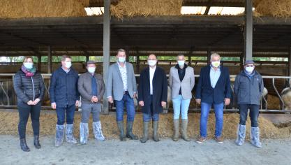 Pour le ministre Borsus (au centre), qui était venu à la rencontre de l’OP Les Saveurs d’Ardenne en présence des représentants  du groupe Colruyt, une telle organisation est l’une des nombreuses réponses à apporter à la crise que vit le secteur agricole.