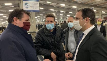 Vendredi dernier, au coeur du marché de Ciney. De gauche à droite: le président des marchands de bestiaux néerlandophones Benoît Luycx, le secrétaire général de la Fédération nationale du commerce de bétail et viande Benoît Cassart, et le ministre fédéral de l’Agriculture David Clarinval venu «prioritairement témoigner sa considération pour l’ensemble du monde agricole».