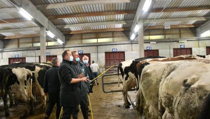 De nombreux problèmes ont été évoqués lors de cette première visite officielle du ministre fédéral de l’Agriculture David Clavinval, le 16 octobre, au marché couvert de Ciney