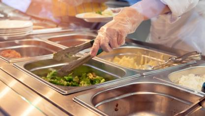 En raison des règles sur les marchés publics, les cantines rencontrent souvent des difficultés à s’approvisionner localement.