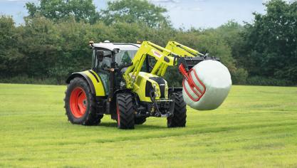 Avec son chargeur installé d’usine, l’Arion 400 est aussi bien dédié aux travaux  des champs qu’aux opérations conduites dans la cour de la ferme.