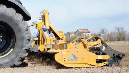 La herse rotative repliable DK-Top est disponible en largeur de travail de 4, 4,5, 5, 6 et 7m.