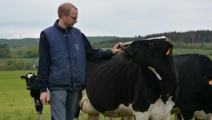 « Été comme hiver, l’herbe constitue la base de la ration. Les vaches rejoignent les prairies dès que le sol le permet  et reviennent à l’étable le plus tard possible », explique Julien.