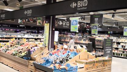 A l’échelle nationale, les hypermarchés et supermarchés classiques constituent le plus gros canal de distribution des produits alimentaires bio (38 % des parts de marché),  juste devant les magasins spécialisés (24 % des parts de marché).