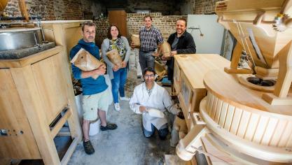 Créée en 2018, Histoire d’un grain, une jeune coopérative agricole et meunière, est engagée dans la réinsertion de céréales de qualité pour l’alimentation sur le plateau de Herve.