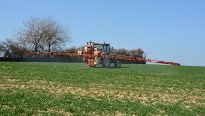 La commission confirme son intention de proposer d’ici au mois de mai 2022 une révision de la législation sur l’utilisation durable des pesticides.