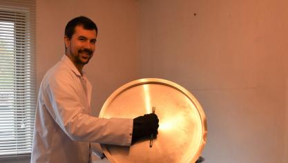 Nicolas Ancion dans son petit atelier chez lui, à Saive, dans l’entité de Blegny.