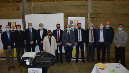Les signataires du nouveau « Code de conduite dans l’établissement des contrats dans le secteur de la pomme de terre » (de gauche à droite) : Pierre Lebrun (secrétaire de Belpotato.be), Steven De Cuyper (vice-président de Belpotato.be), Marc Van Herreweghe (président de Belgapom), Hendrik Vandamme (président de l’Abs), Marianne Streel (présidente de la Fwa), Pierre-Yves Dermagnes, Jean-Pierre Van Puymbrouck (président  de Belpotato.be), David Clarinval, José Renard (secrétaire général de la Fwa), Georges Van Keerberghen (vice-président du Boerenbond) et Bernard Dardenne (vice-président de la Fiwap).