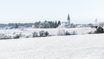 L’aube se levait au loin derrière ces mêmes bosquets où ma famille avait été massacrée l’année précédente. En ce jour de Noël ’45, tout était tranquille, assoupi, pacifié, sans soldats qui couraient dans la neige, ni chasseurs-bombardiers rugissant dans le ciel.