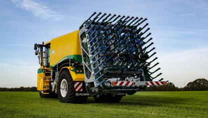 Malgré une largeur de travail de 24 m, le Trac-Pack 24  demeure compact au transport (2,99 m).