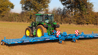 La Pressius est disponible en version portée avec des largeurs de travail  comprises entre 3 et 15 m.