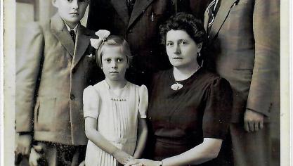La photo date de 1943. De gauche à droite : Albert, sa sœur cadette Raymonde,  Adolphe Poulin, papa d’Albert, Constance Claes, maman d’Albert,  et Albert Moulin, oncle et parrain d’Albert.