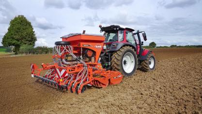 Selon Kuhn, le Venta 320, associé à sa herse rotative, est particulièrement adapté aux parcelles exiguës.