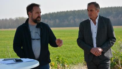 Luc Joris (à gauche) et Marc Bastin sont tous deux convaincus que les agriculteurs,  par les pratiques qu’ils adoptent et les aménagements qu’ils conçoivent,  ont un rôle majeur à jouer dans la préservation de la biodiversité.