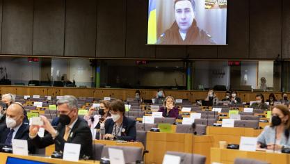 « Ne restez pas silencieux, faites tout ce qui est en votre pouvoir pour stopper les Russes  et cessez toute forme de coopération avec la Russie» a demandé M. Leschenko.
