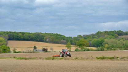La commission demande aux États membres de revoir en partie leurs plans stratégiques  pour renforcer la résilience du secteur agricole de l’UE, réduire sa dépendance aux engrais  de synthèse, augmenter la production d’énergie renouvelable, et transformer  sa capacité de production en favorisant des méthodes de production plus durables.