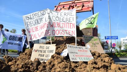 « Pas de pommes de terre pour les actionnaires », « Qui prend la terre récolte la colère »...  Les slogans déployés étaient sans équivoque !