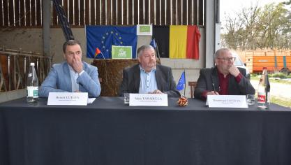 Benoît Lutgen (à gauche), Marc Tarabella (au centre) et Dominique Jacques, président de l’Unab (Union Nationale des Agrobiologistes Belges), se sont penchés sur la possible révision  à la baisse des objectifs du Pacte Vert.
