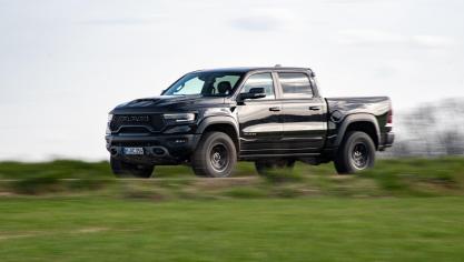 En usage plus raisonnable, le Ram se montre très confortable et  son gros moteur plein de couple permet de rouler sur un filet de gaz.