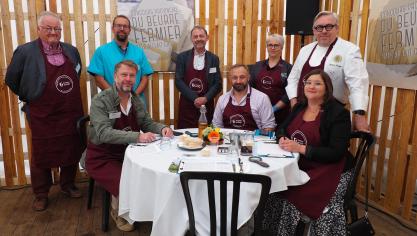 Le jury prêt à départager les huit candidats. Assis au centre, le producteur Lionel Plaquette.