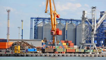 La décision de débloquer les ports dépend d’un accord de la Russie et des garanties  qu’elle apporte face au déminage qui est indispensable pour que les vraquiers  et bateaux puissent être acheminés et prendre ces céréales. 20 millions de tonnes  doivent quitter les silos avant la prochaine moisson de cet été.