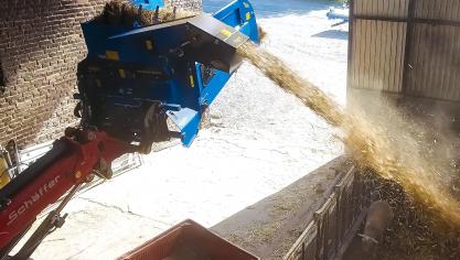 La pailleuse pourra être utilisée en toute sécurité avec un engin ayant une capacité de levage de 1.500 kg. Ce qui couvre à l’heure actuelle, la puissance de levage de la grande majorité des petits engins porteurs.