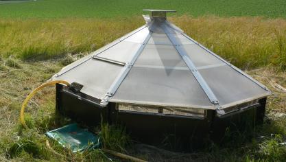 Une fois les résidus de pulvérisation dans la cuve Remdry, le soleil et le vent permettent d’évaporer l’eau, en laissant les résidus de produits phytosanitaires former un dépôt sec qui sera évacué ultérieurement.