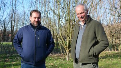 « L’Académie Regenacterre nous permet de progresser, de mettre en œuvre de nouvelles techniques et de rencontrer d’autres agriculteurs qui ont adopté ce mode de travail »,  témoignent Luc Joris (à gauche) et Etienne Allard.